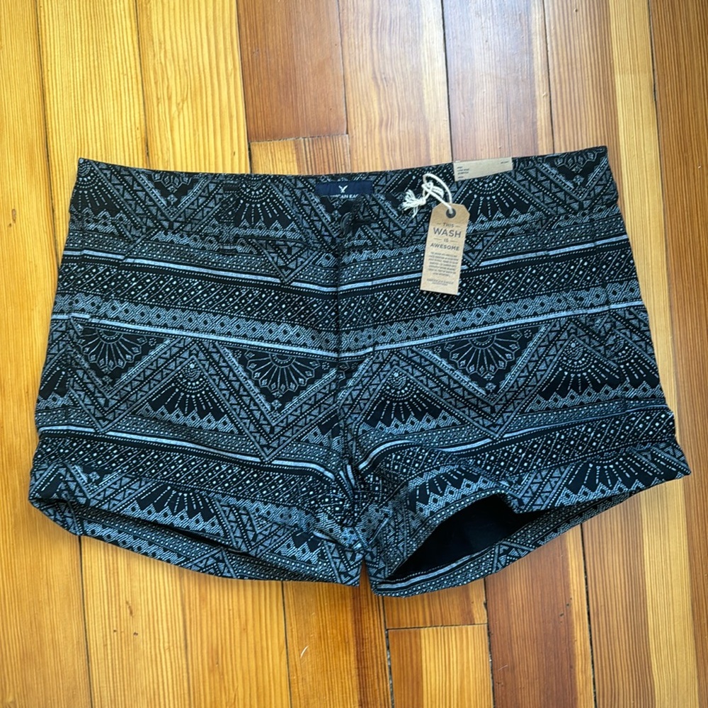 Pattern low rise shorts Aztec black